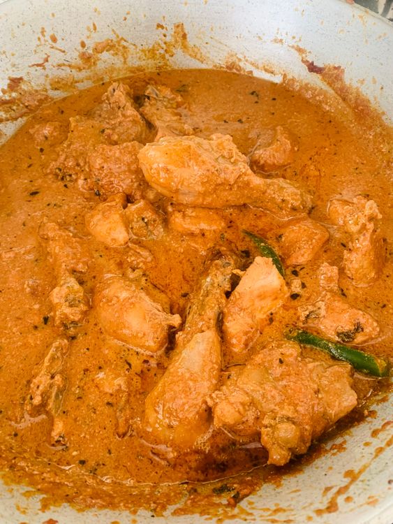 Step 3.2: Add the cooked chicken pieces, kasuri methi, green chillies, and water