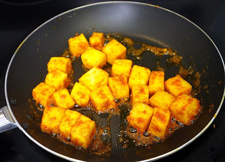 Step 1.6: Heat oil and sauté marinated paneer