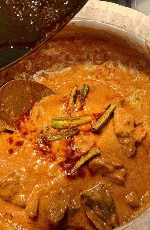 Step 1.1: Pour the tempered chillies into the wok and gently mix