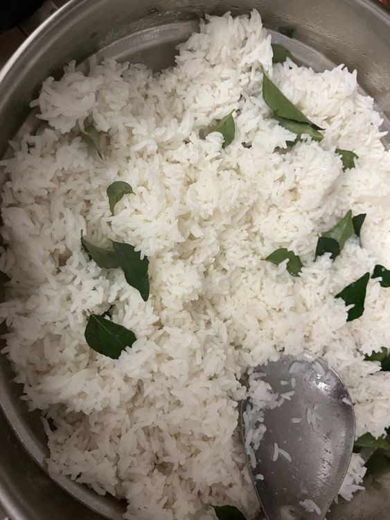 Step 6.1: Add oil and curry leaves