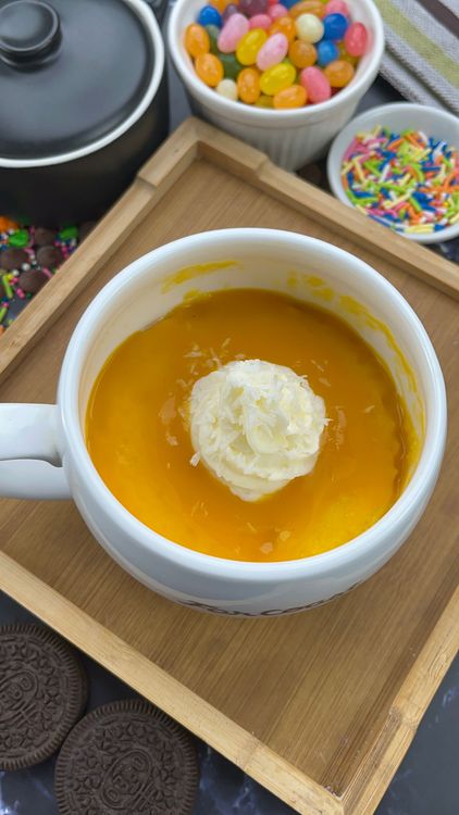Step 4.1: Drizzle with extra mango purée, sprinkle coconut, or add chopped nuts for crunch