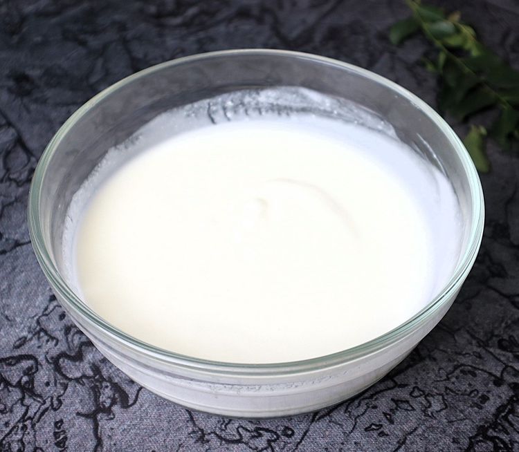 Step 1.6: In a bowl, add thick curd and whisk for 2 minutes until it reaches a creamy consistency