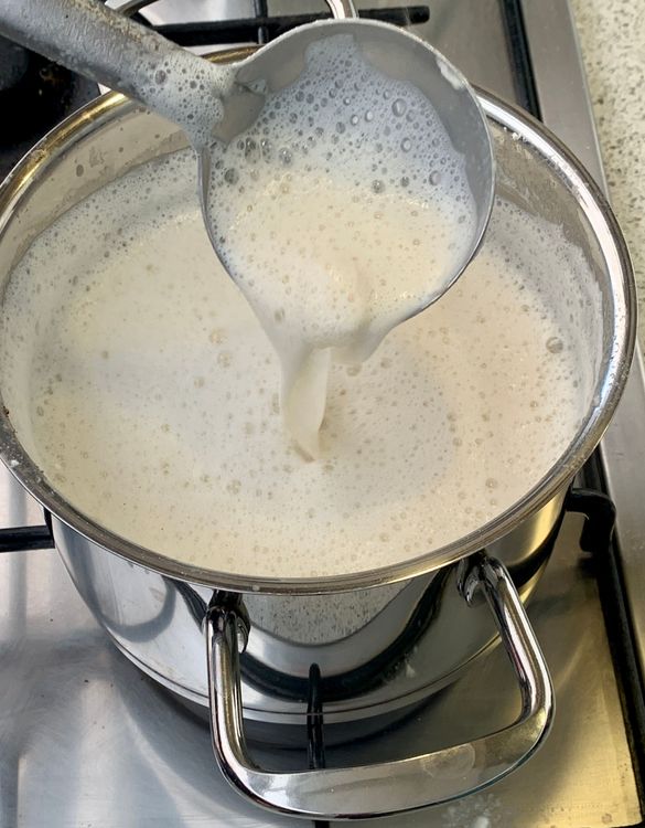 Step 1.3: Add the rice powder to the milk, stirring continuously until there are no lumps