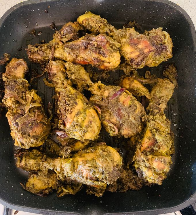 Step 3.1: Garnish with fresh coriander and sprinkle some lemon juice over the chicken