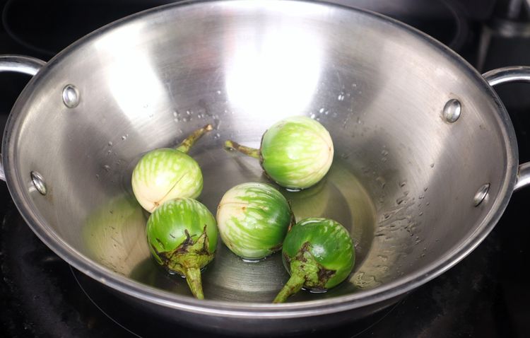 Step 2.1: Heat oil in a [thick-bottomed kadai ](https://amzn