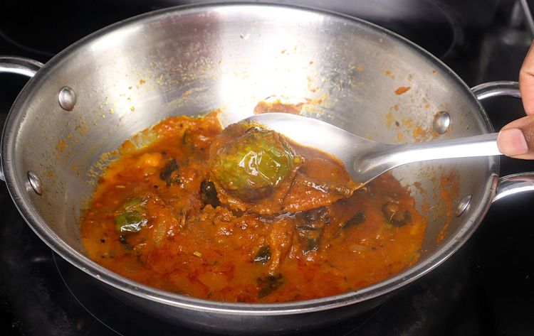 Step 2.2: Once the oil floats on top of the curry, turn off the stove