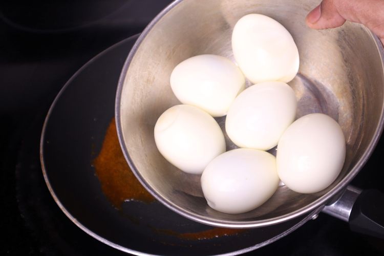 Step 2.1: Add boiled eggs and roast for 2 minutes until golden spots appear on the eggs