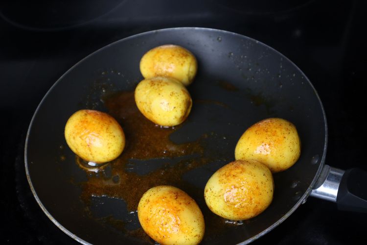Step 2.4: Add boiled eggs and roast for 2 minutes until golden spots appear on the eggs
