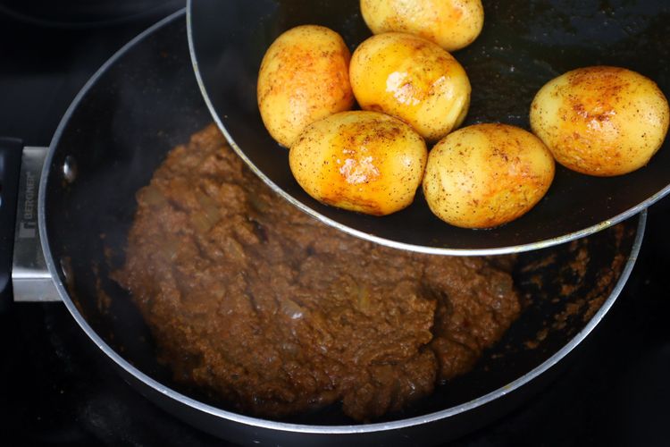 Step 2.1: Add the boiled roasted eggs and mix well
