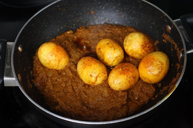 Step 2.2: Add the boiled roasted eggs and mix well