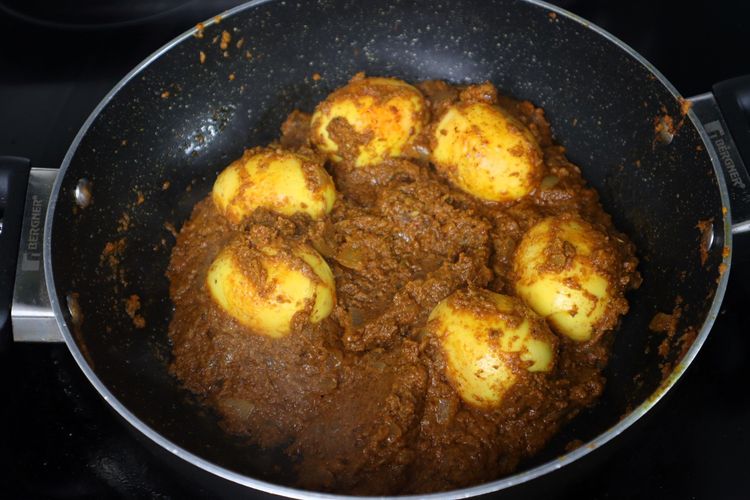 Step 2.3: Add the boiled roasted eggs and mix well