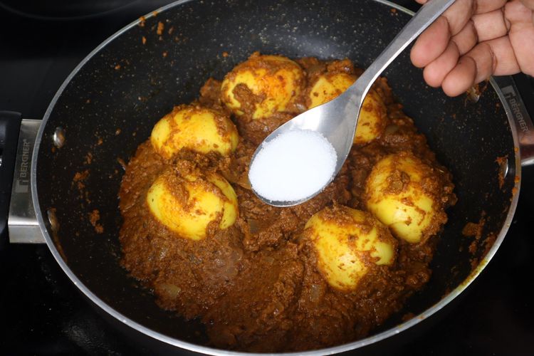 Step 2.4: Add the boiled roasted eggs and mix well