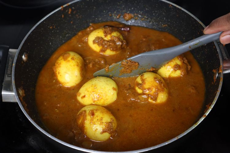 Step 2.6: Add the boiled roasted eggs and mix well
