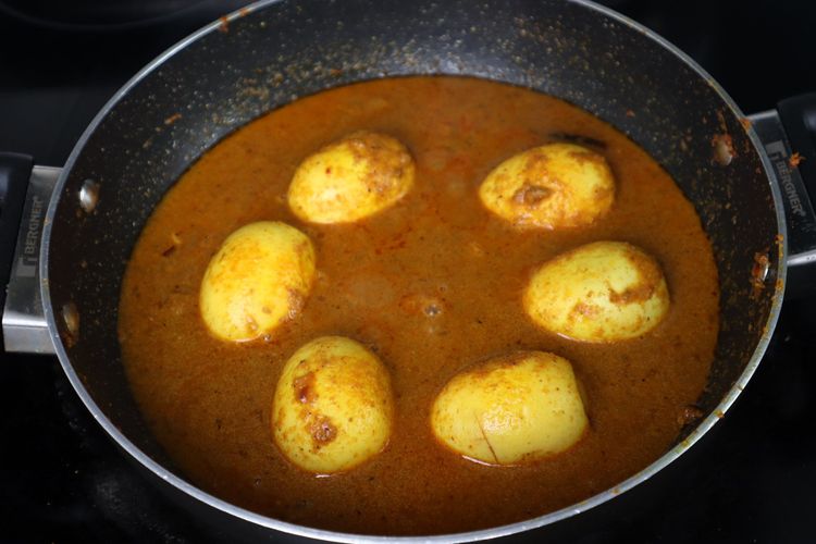 Step 2.7: Add the boiled roasted eggs and mix well