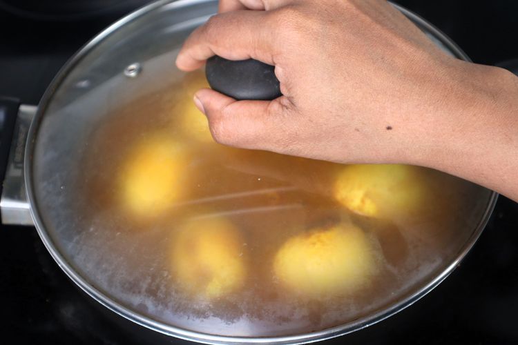 Step 2.8: Add the boiled roasted eggs and mix well