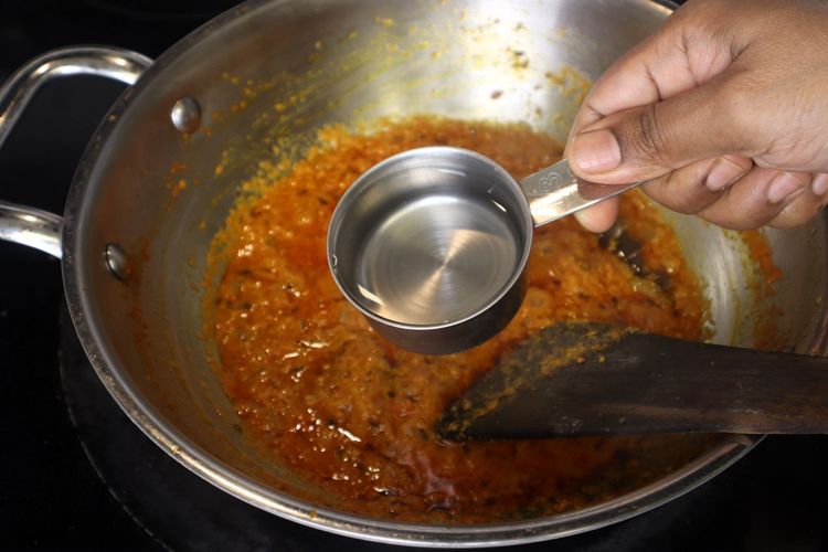 Step 4.1: In the curry pan, add water and bring to a simmer
