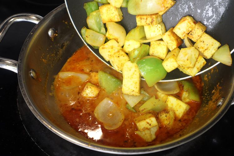Step 4.3: In the curry pan, add water and bring to a simmer
