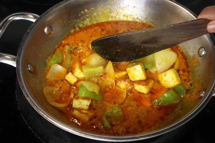 Step 4.4: In the curry pan, add water and bring to a simmer