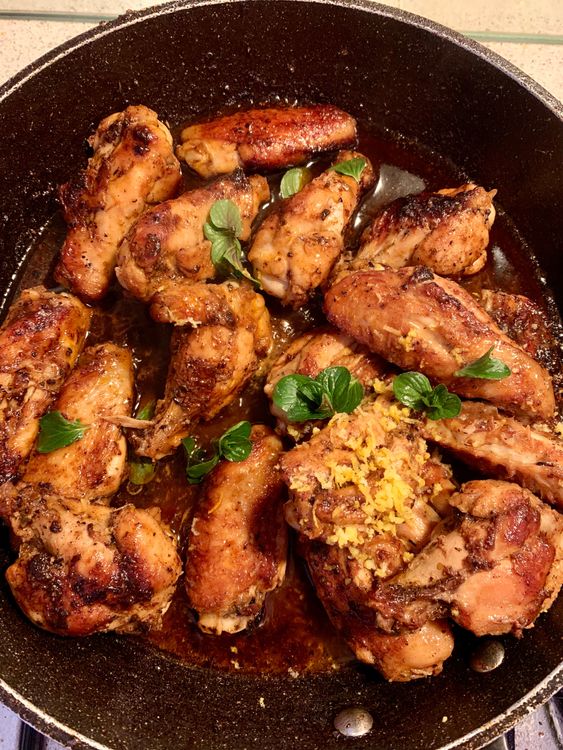 Step 3.1: Garnish with fresh parsley and serve the wings hot