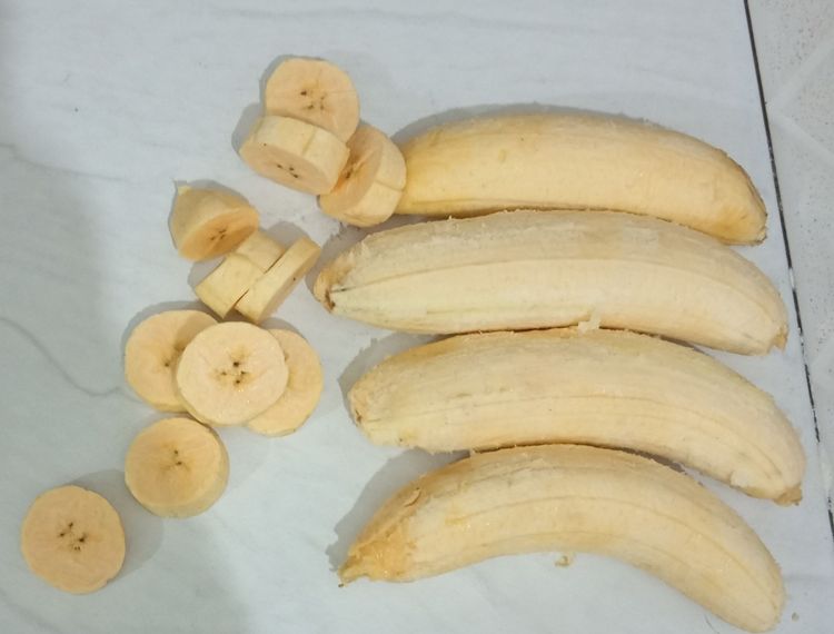 Step 1.1: Peel the plantain and slice them either diagonal like in the picture below

