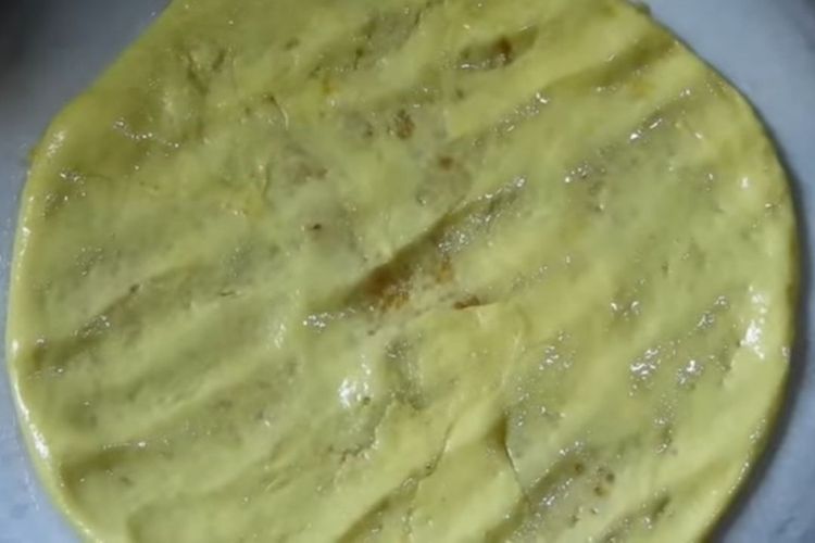 Step 1.2: Place a spoonful of the toor dal mixture in the center of the flattened dough and seal the edges to form a ball