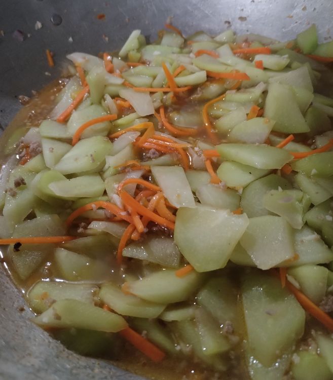 Sauteed Chayote and Carrots with Ground Pork (Ginisang Sayote)  recipe