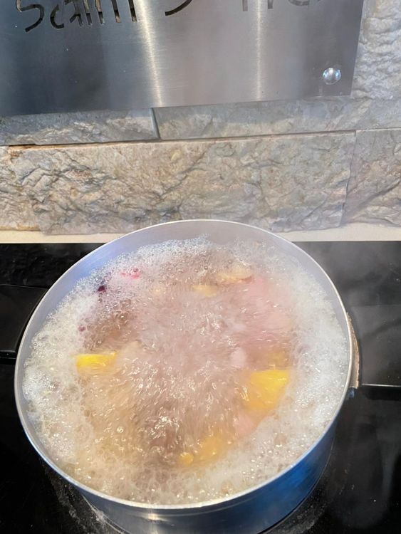 Step 1.1: Chop ginger,garlic,lemon and onion into desired shapes,pour into the saucepan and add average water,bring to boil about 5 minutes
Server hot