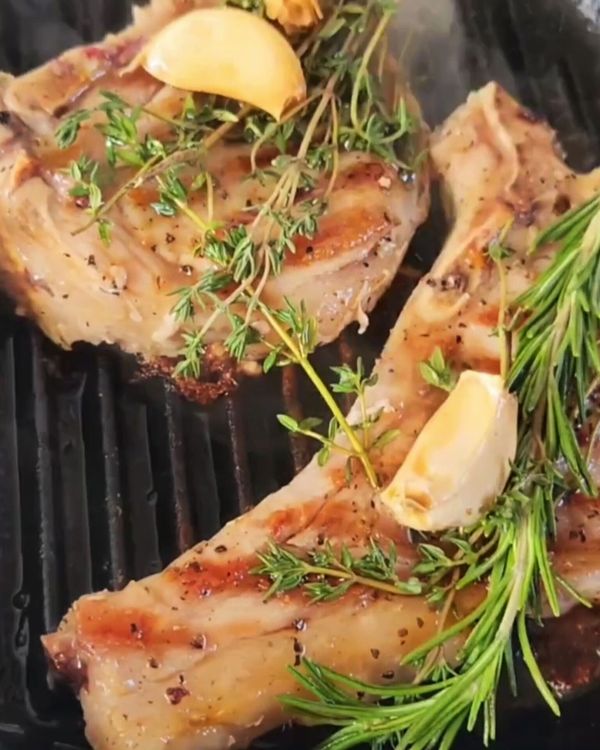Step 3.1: Add butter, whole garlic cloves, and thyme sprigs to the skillet