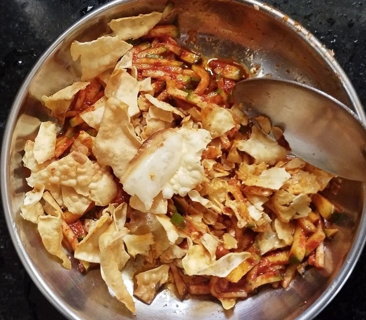 Step 1.1: Add the crushed pappadam to the mango mixture