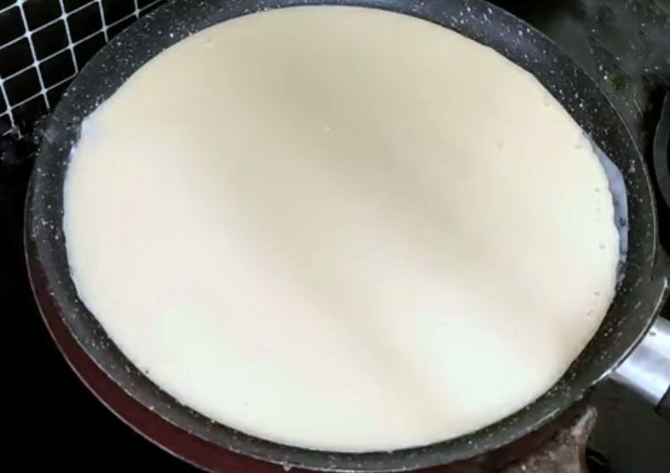 Step 1.1: Place the tawa with the cake mix on top of the heated tawa