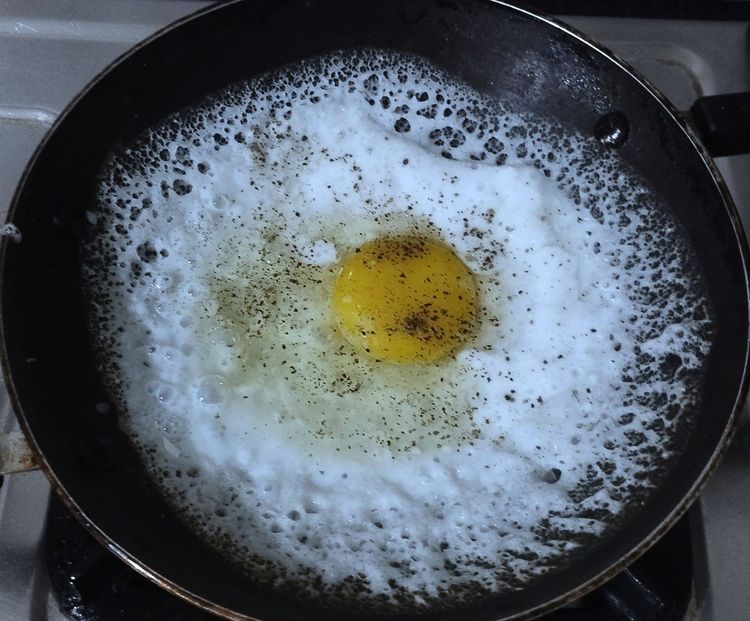 Step 1.1: Sprinkle pepper powder and salt over the egg