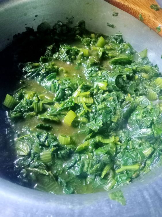 Step 1.1: अपने सब्जियों को डालें और लगभग 10-15 मिनट तक धीमी आंच पर पकने दें, जब तक कि चिकनी और चिपचिपी बनावट न आ जाए।