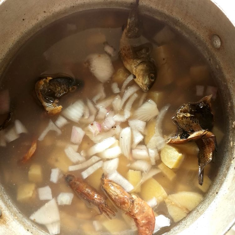 Step 1.1: Add the dried fish, onions
and dried prawns to the pot