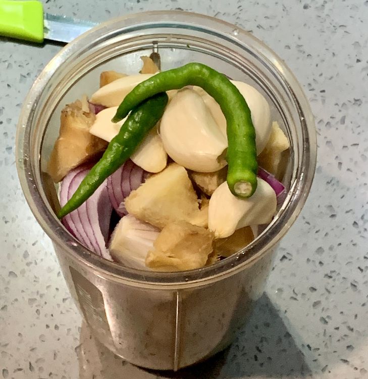Step 1.1: Grind coriander leaves, garlic, ginger piece, and green chillies with oil in a mixer grinder to form a smooth paste