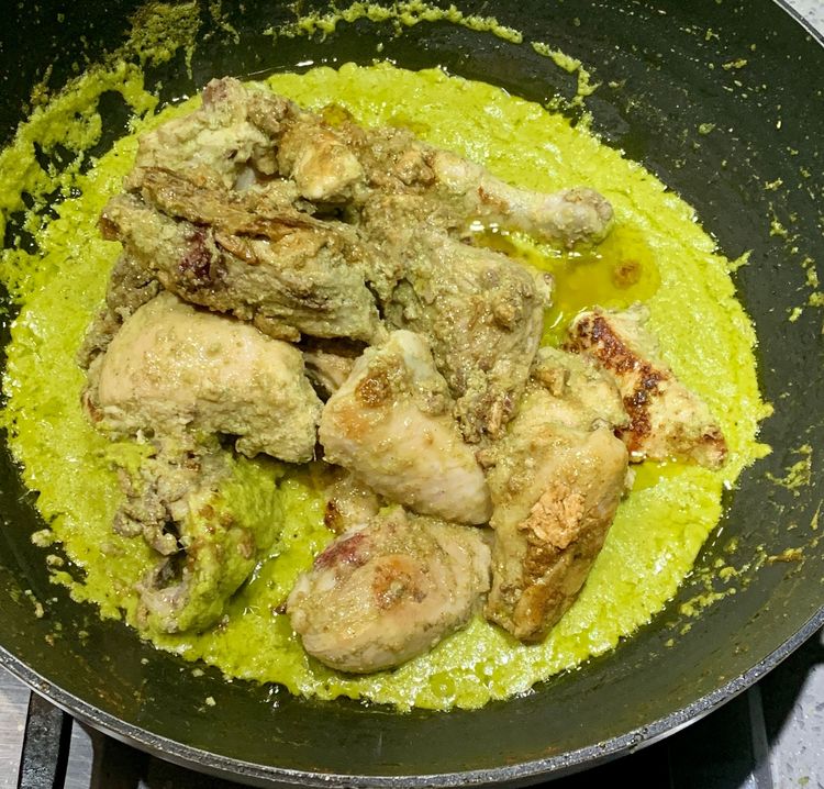 Step 1.1: Add the grilled chicken, cashew paste, kasuri methi and salt to the wok