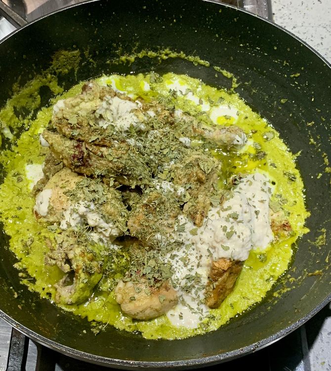 Step 1.2: Add the grilled chicken, cashew paste, kasuri methi and salt to the wok