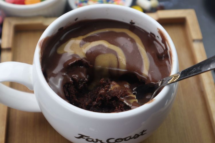 Step 6.2: Add frosting, chocolate chips, a peanut butter drizzle, or whipped cream for extra indulgence