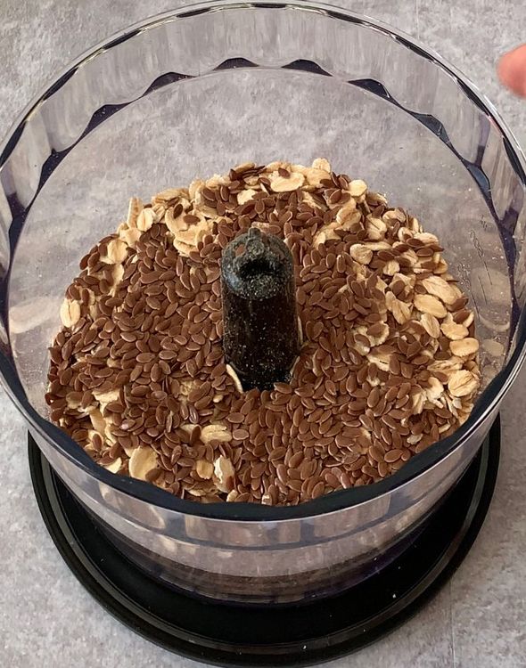 Step 1.1: Grind the rolled oats and chia seeds in a grinder to a fine powder and set aside