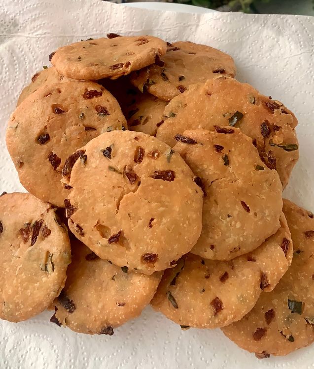 Step 1.2: Once done, remove the vadas from the oil and place them on a plate lined with paper towels to drain any excess oil