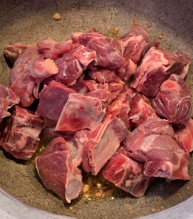 Step 1.1: Add the mutton pieces to the pot and mix well