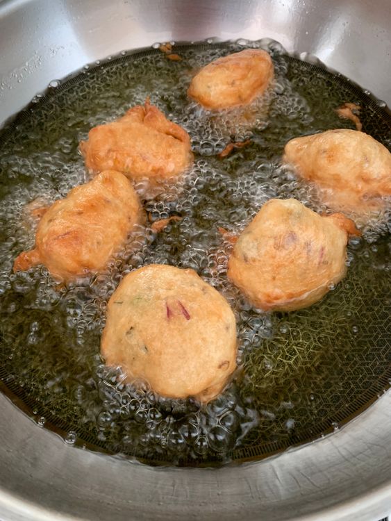 Step 1.1: Fry the bondas in batches, making sure not to overcrowd the pan