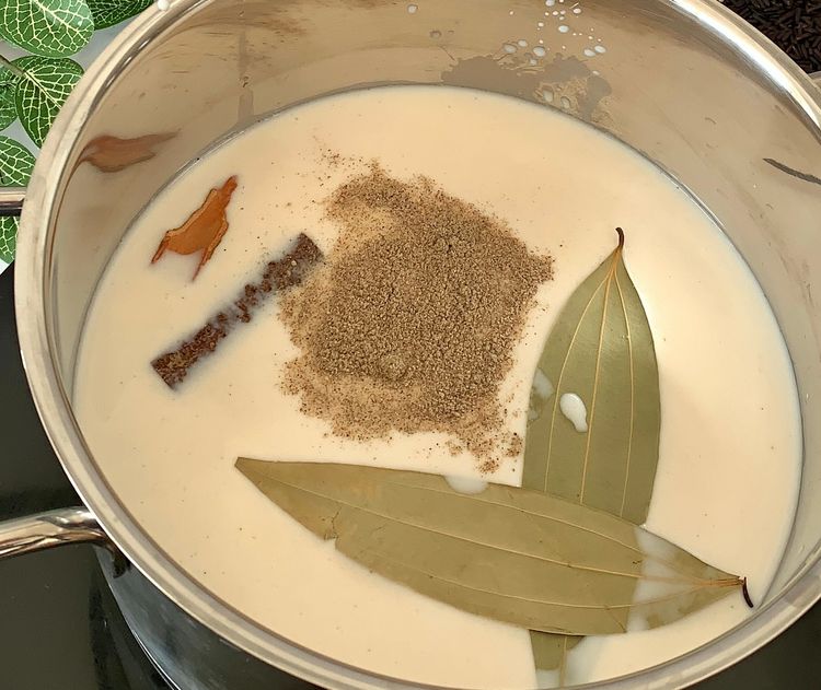 Step 1.1: Add bay leaves, cinnamon and cardamom to the milk mixture