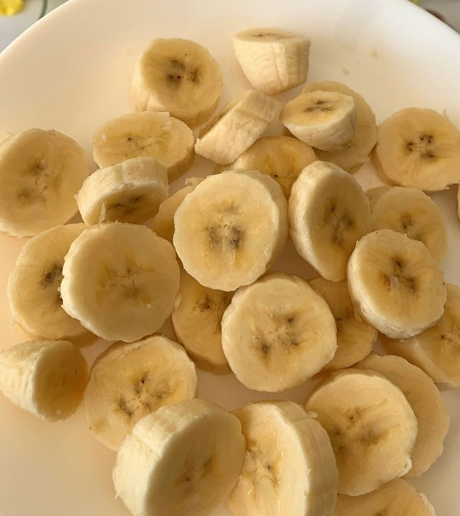 Step 1.1: Peel the bananas and cut them into halves, quarters( depending on their size) or circular slices