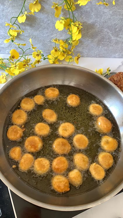 Step 1.1: Place coated banana pieces into the hot oil, in batches