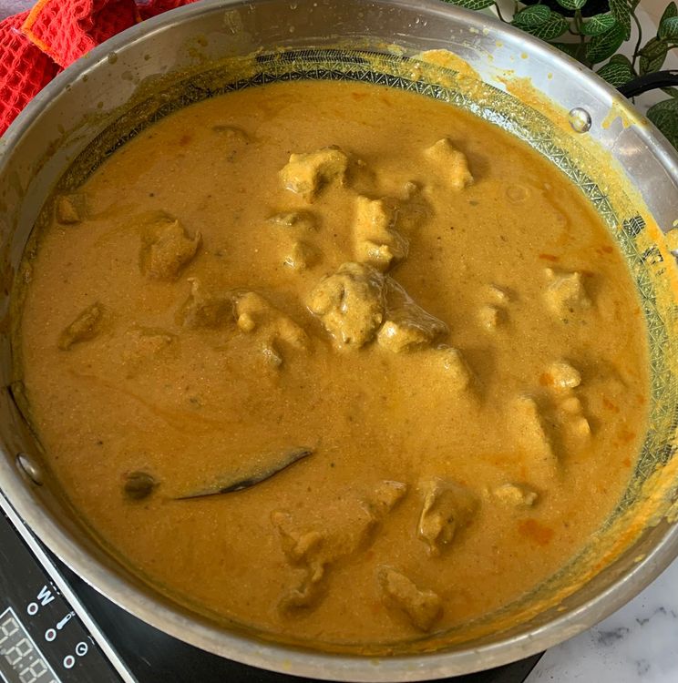 Step 3.2: Add the boiled mutton pieces, stir, bring to a boil and cook over medium heat until desired gravy consistency