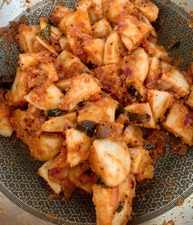 Step 1.2: Place the idli pieces into the pan and toss them with the masala