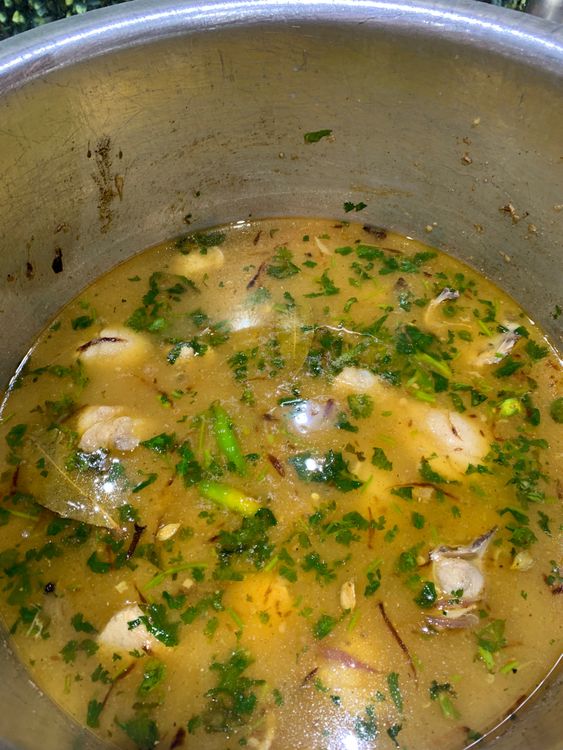 Step 3.1: Add the reserved chicken broth (yakhni) and adjust the salt to taste