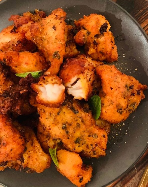 Step 4.1: Arrange the fried fish in a serving bowl or on a plate, drizzle fresh lime juice and sprinkle with chat masala