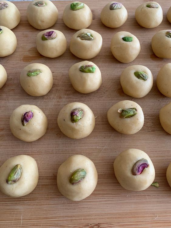 Step 2.1: Gently press a pistachio onto the top of each ball
