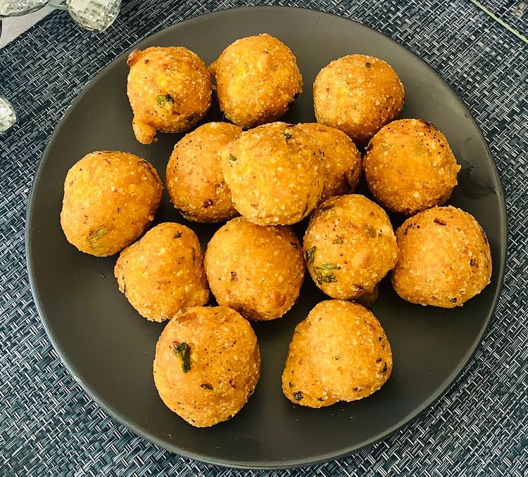 Step 1.2: Serve them hot with your choice of sauce, green or tamarind chutney